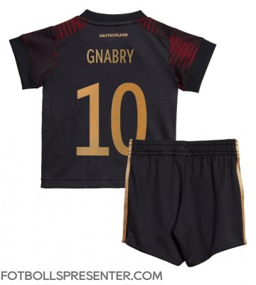 Tyskland Serge Gnabry #10 Bortatröja Barn VM 2022 Kortärmad (+ korta byxor)